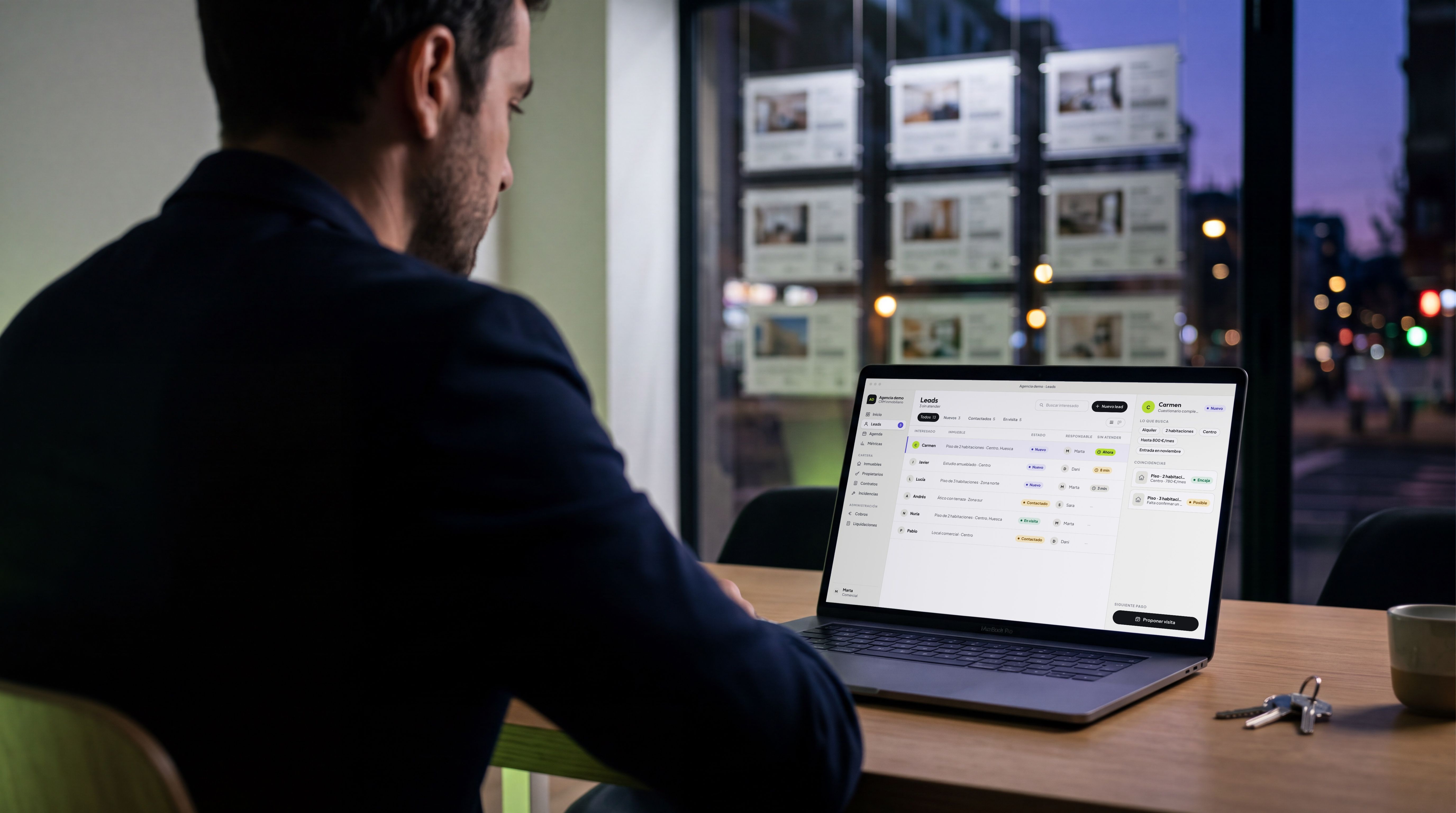 Agente inmobiliario trabajando con FlyLead Real Estate en su portátil